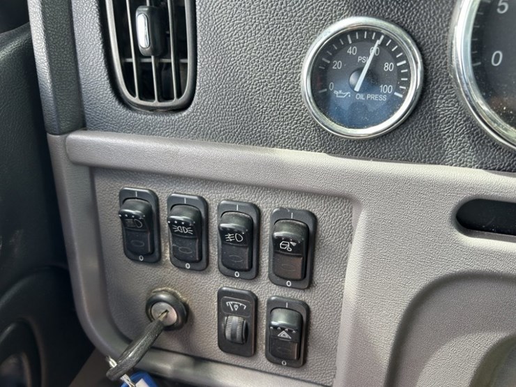 2016-peterbilt-389-image-32