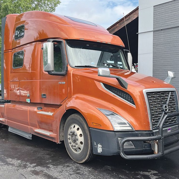 2021 VOLVO VNL860