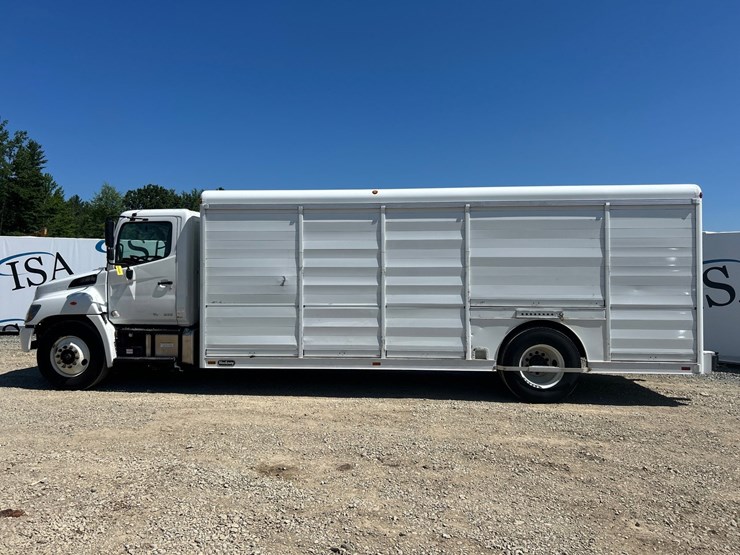2017-hino-268-image-2