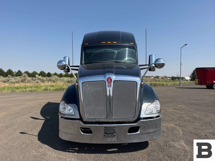 2016-kenworth-t680-image-10