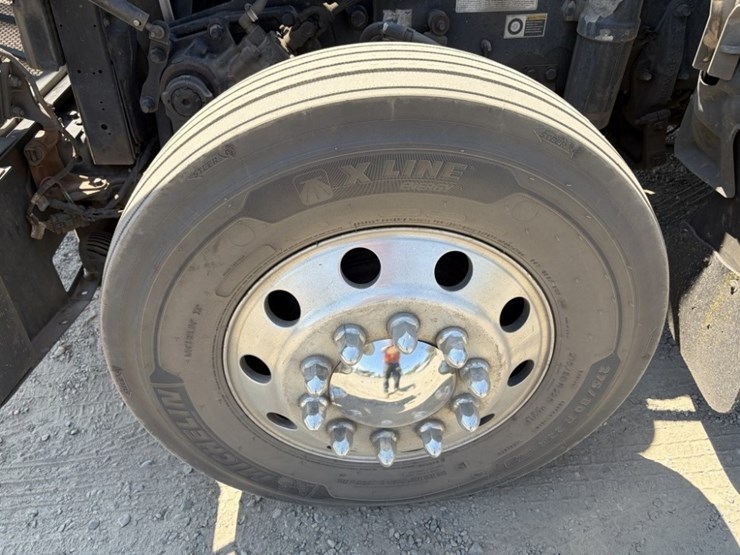 2021-peterbilt-567-image-12