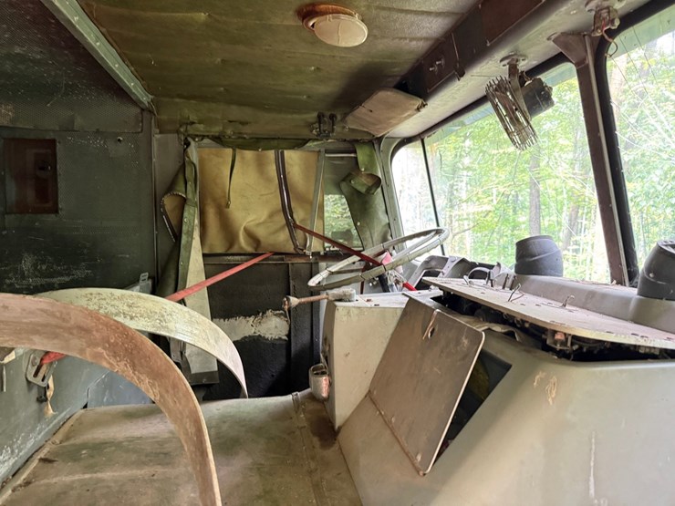 #1839-•-peterbilt-day-cab-day-cab-semi-image-32