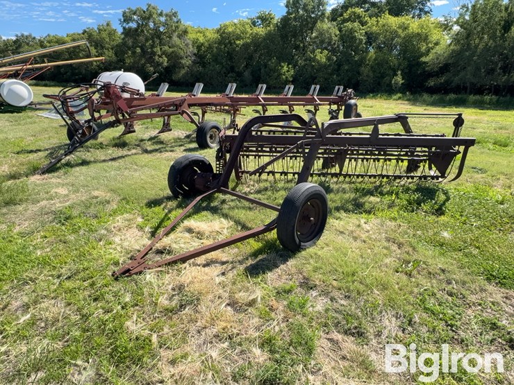 international-side-delivery-rake-image-1