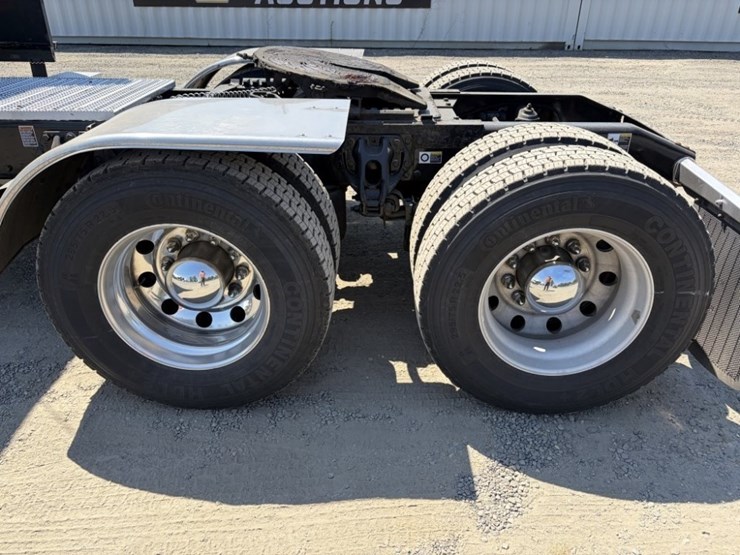 2021-peterbilt-567-image-14