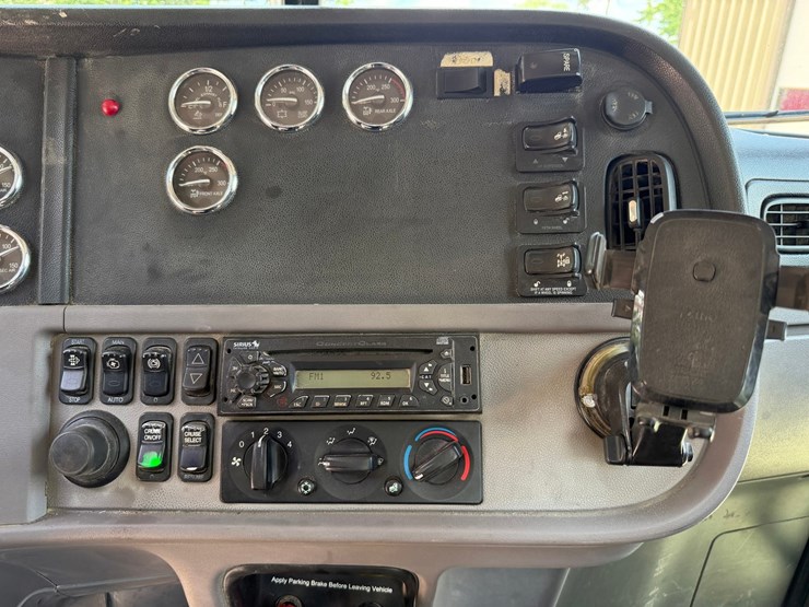 #1507-•-peterbilt-day-cab-truck-tractor-image-45