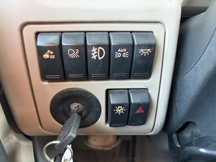 2021-peterbilt-567-image-24