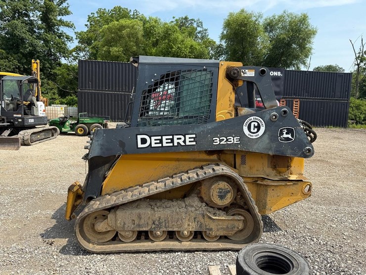 2016-deere-323e-image-1
