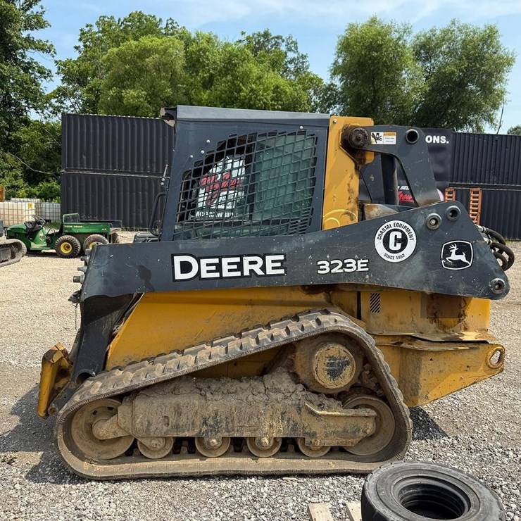 2016 DEERE 323E