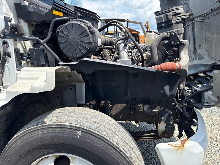 2018-hino-268-image-18