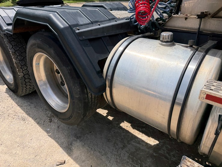 #1508-•-mack-day-cab-truck-tractor-image-32