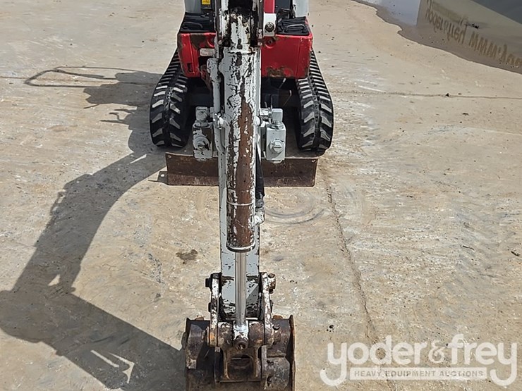 2017-takeuchi-tb210r-image-27
