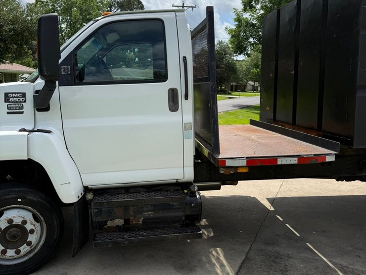 #1404-•-2006-gmc-6500-chip-box-truck-image-2