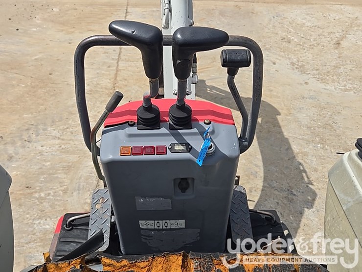 2017-takeuchi-tb210r-image-36