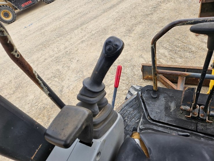 new-holland-e35-image-27