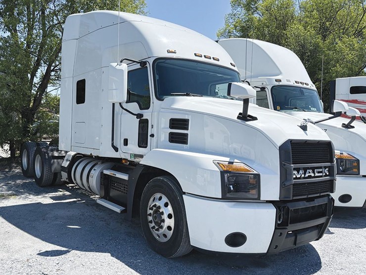 2021-mack-anthem-64t-image-1