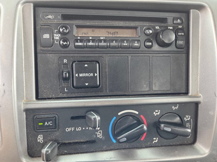2013-hino-268-image-53