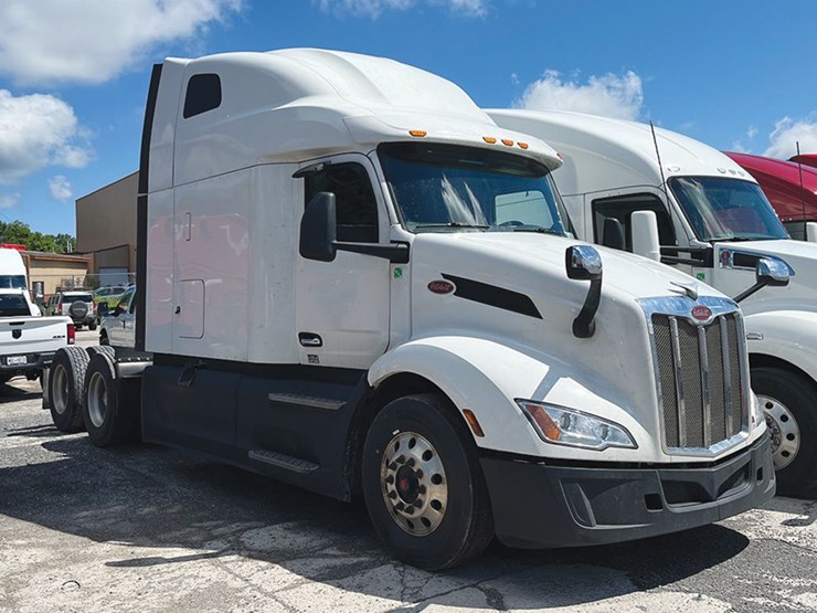 2023-peterbilt-579-image-1
