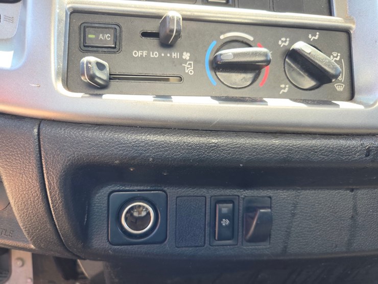 2017-hino-268-image-52