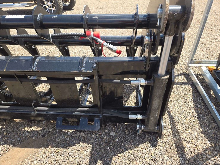 2026-skid-steer-quick-attach-(72")-curved-log-grabber-image-8
