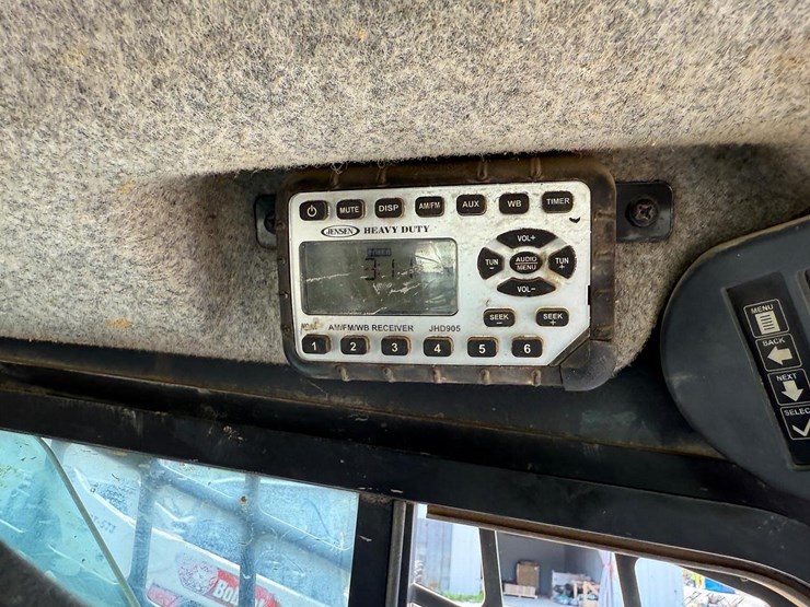 2016-deere-323e-image-24