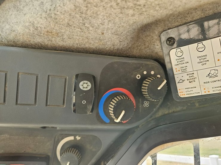 deere-325g-image-37