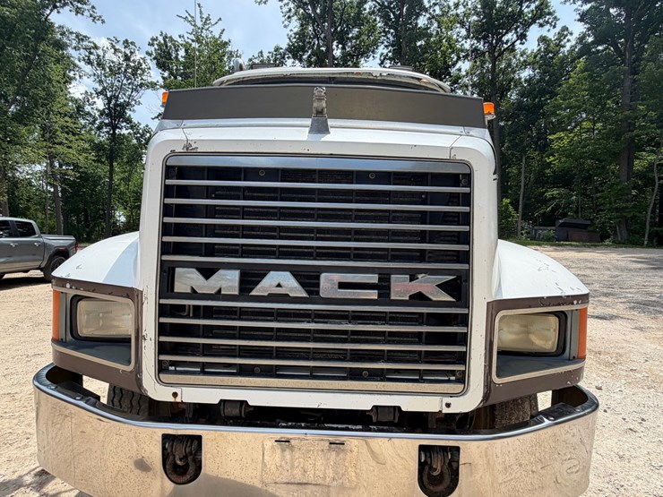 #1509-•-mack-day-cab-truck-tractor-image-46