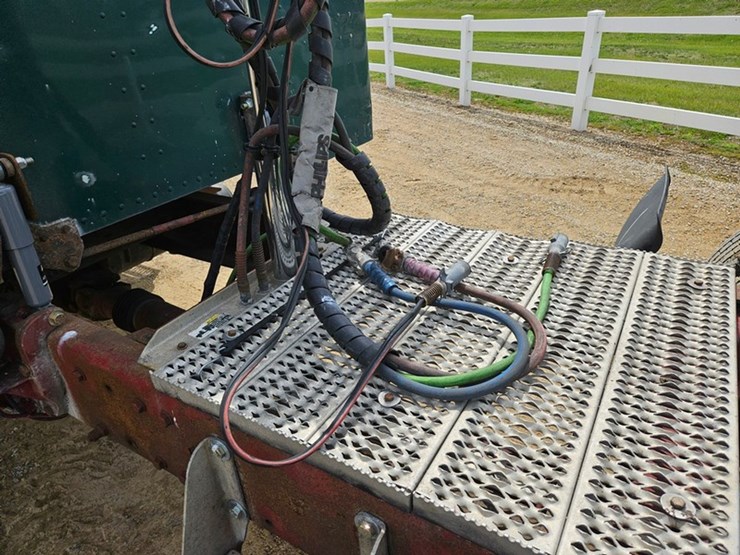 2006-peterbilt-379-image-31