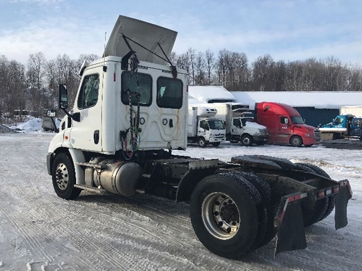 2018-freightliner-cascadia-113-image-2