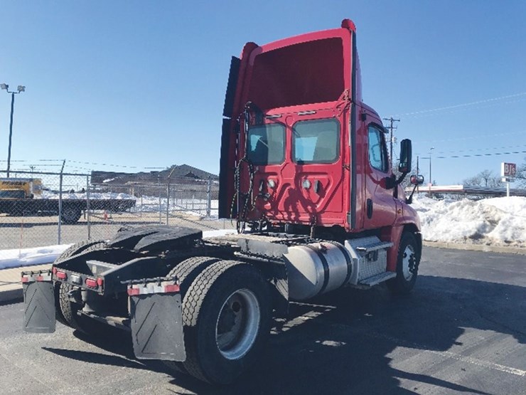 2019-freightliner-cascadia-125-image-2
