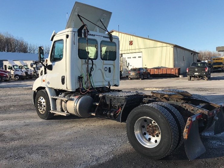 2018-freightliner-cascadia-113-image-2