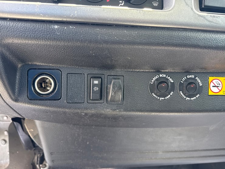 2018-hino-268-image-51