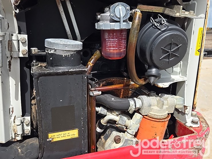 2017-takeuchi-tb210r-image-32