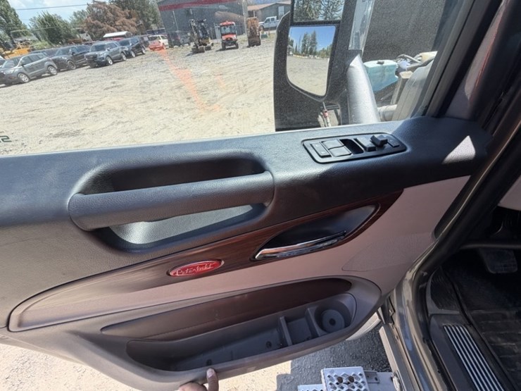 2021-peterbilt-567-image-21