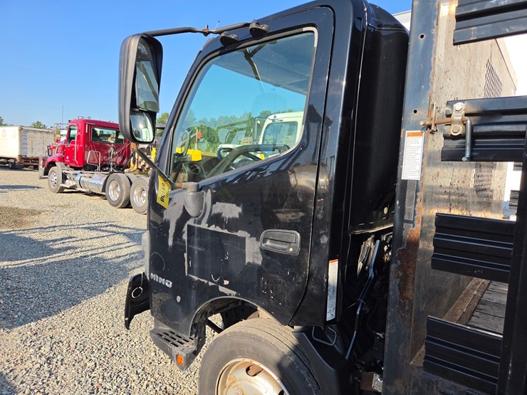 2015-hino-195-image-13