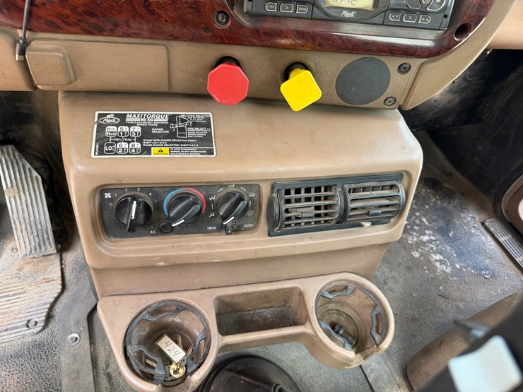 #1508-•-mack-day-cab-truck-tractor-image-53