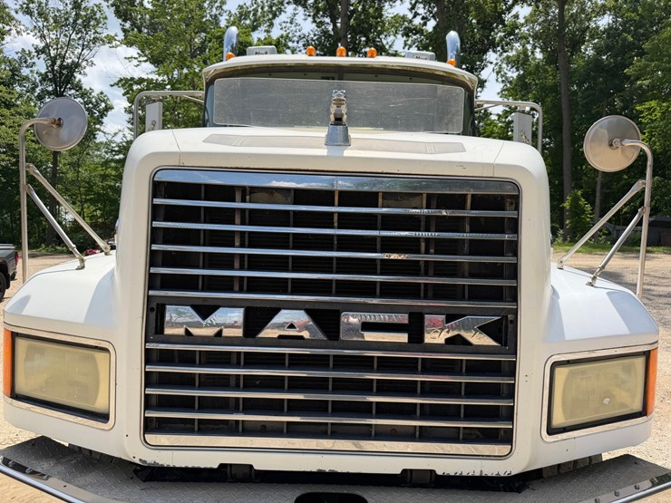 #1508-•-mack-day-cab-truck-tractor-image-42