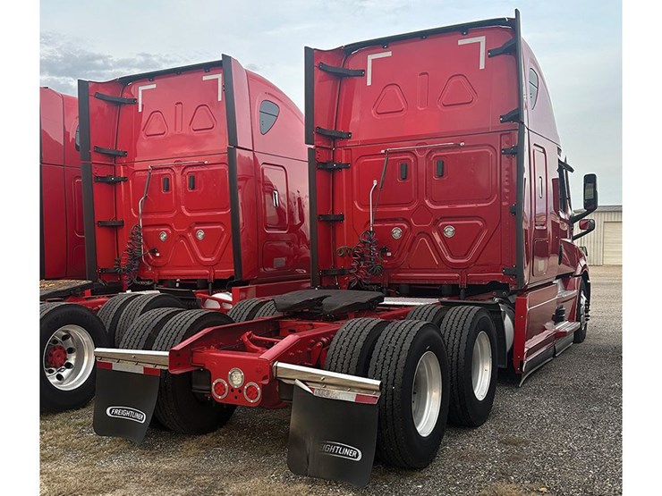 2023-freightliner-cascadia-126-image-2