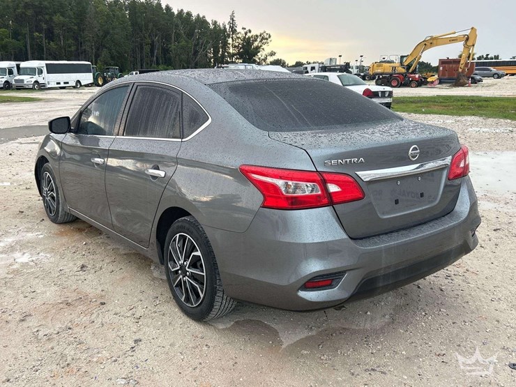 2016-nissan-sentra-sedan-image-4