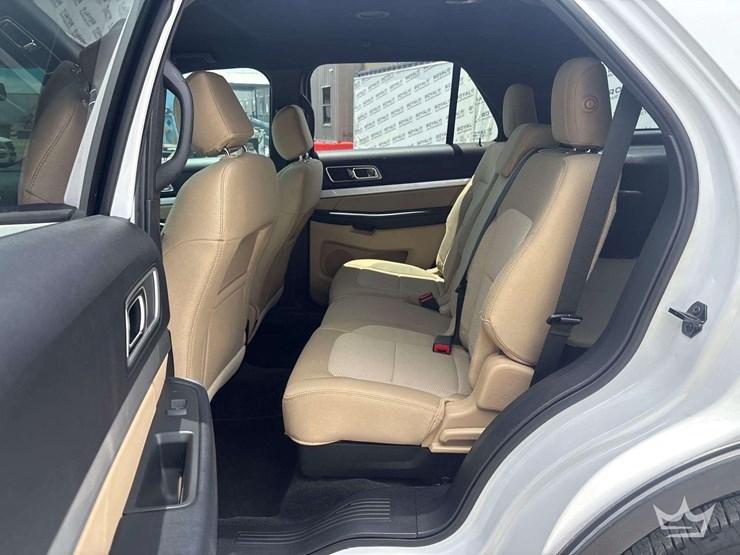 2017-ford-explorer-image-18
