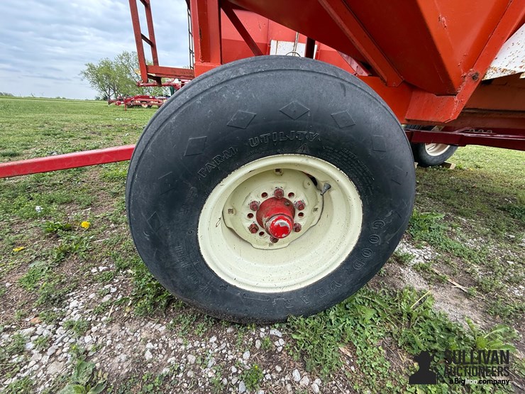 e-z-trail-275-bushel-gravity-wagon-image-17