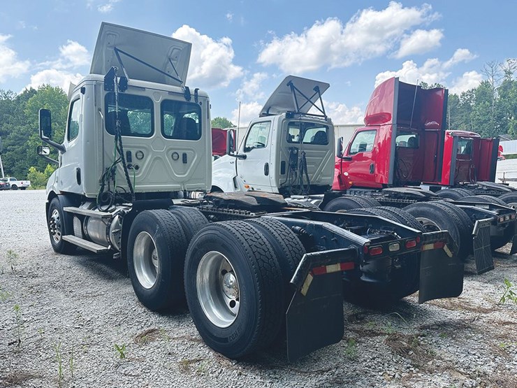2023-freightliner-cascadia-116-image-2