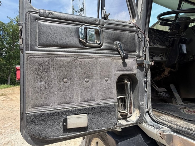 #1509-•-mack-day-cab-truck-tractor-image-48