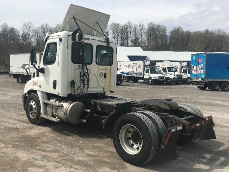 2018-freightliner-cascadia-113-image-2
