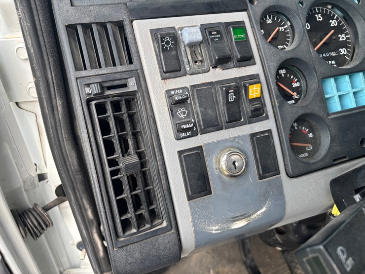1999-freightliner-fl80-image-51