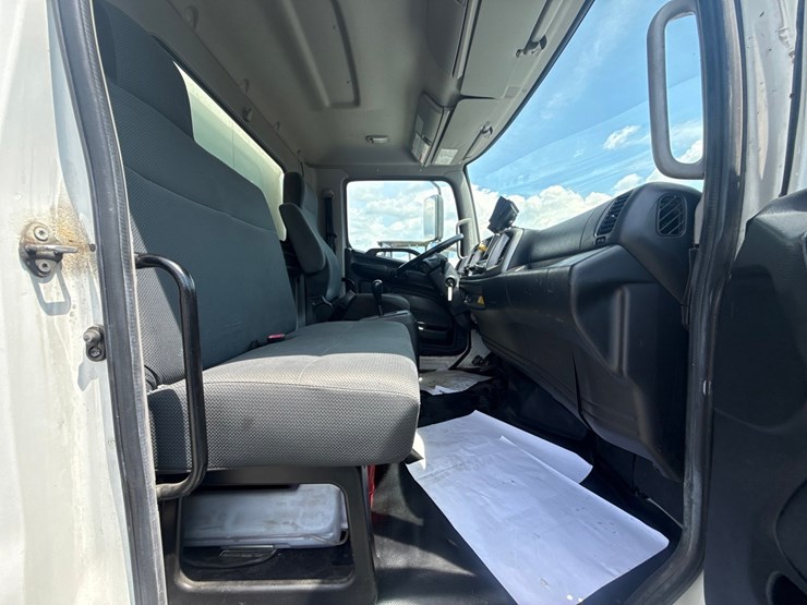 2018-hino-268-image-42