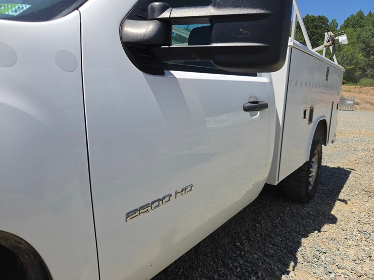 2011-chevrolet-2500-image-18