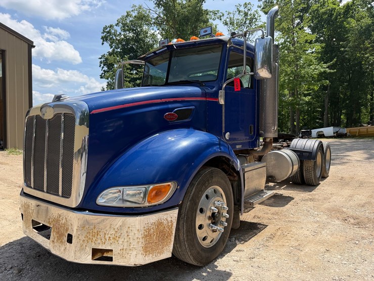 #1507-•-peterbilt-day-cab-truck-tractor-image-1