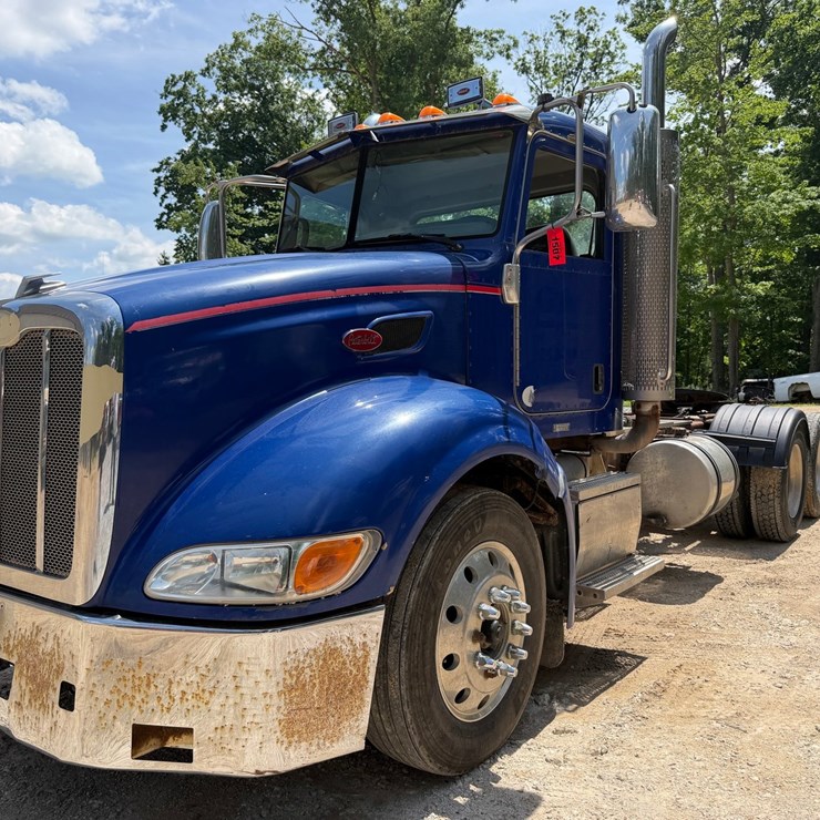 #1507 • Peterbilt Day Cab Truck Tractor
