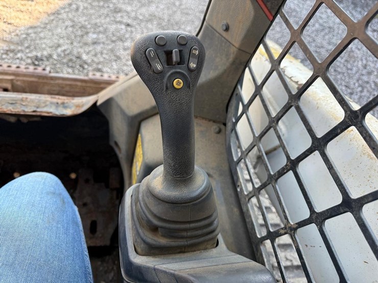2023-bobcat-t64-image-21