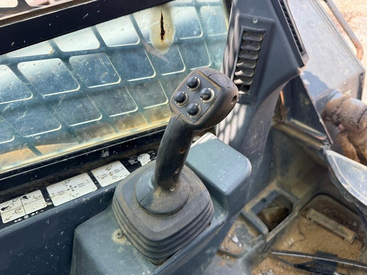 2016-deere-323e-image-22